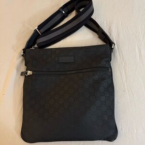 AUTHENTIC GUCCI Gucci GG Messenger Crossbody Bag Black Nylon Zip Pocket